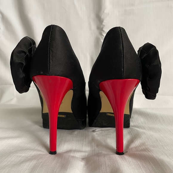 Dollhouse Black Peep-toe Platform Stilettos - Picture 3 of 3